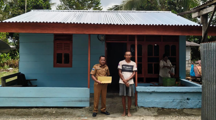 Ringankan Beban Warga, Distrik Iwaka Renovasi 42 Rumah Tidak Layak Huni