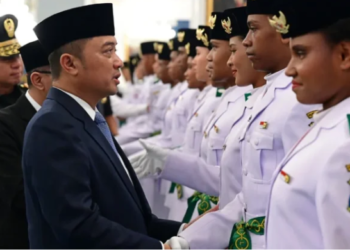 Dua Pelajar Asal Provinsi Papua Pegunungan Tampil Kibarkan Bendera di Istana Merdeka