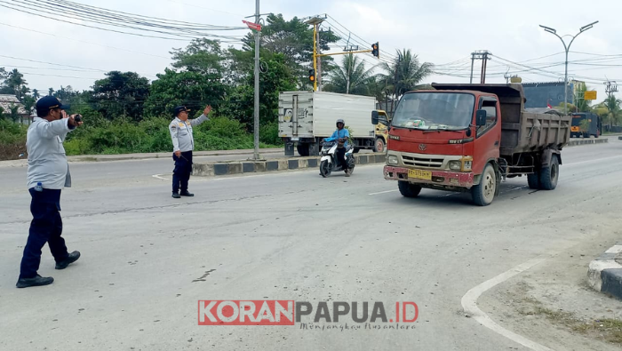 Tindak Lanjuti Edaran Bupati, Dishub Mimika Tertibkan Truk Pengangkut Material