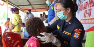 Jelang HUT Polwan ke-78, Polwan Polres Mimika Sambangi Warga Pomako, Gelar Pengobatan Gratis