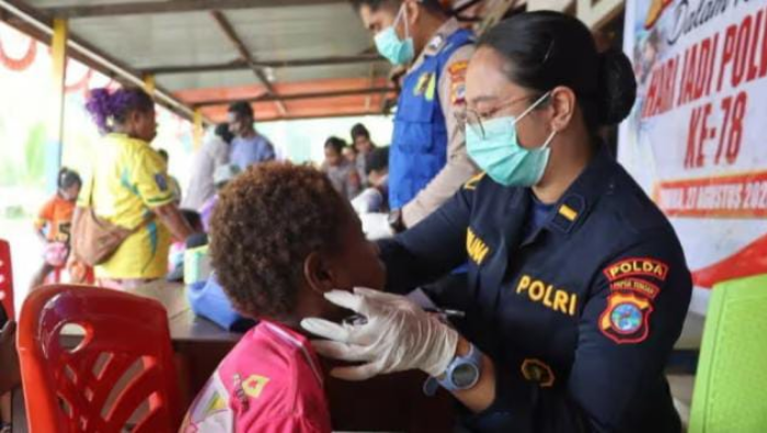 Jelang HUT Polwan ke-78, Polwan Polres Mimika Sambangi Warga Pomako, Gelar Pengobatan Gratis