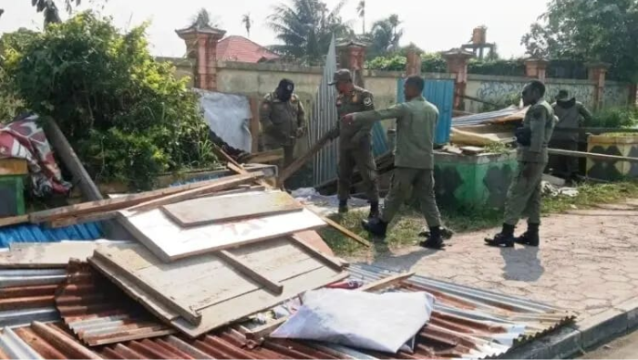 Satpol PP Mulai Bongkar Bangunan Liar di Fasilitas Umum Timika