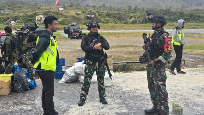 Danyon 472 Satgas Pasgat Kunjungi Bandara Tigiles Sinak, Pastikan Kesiapan Personel