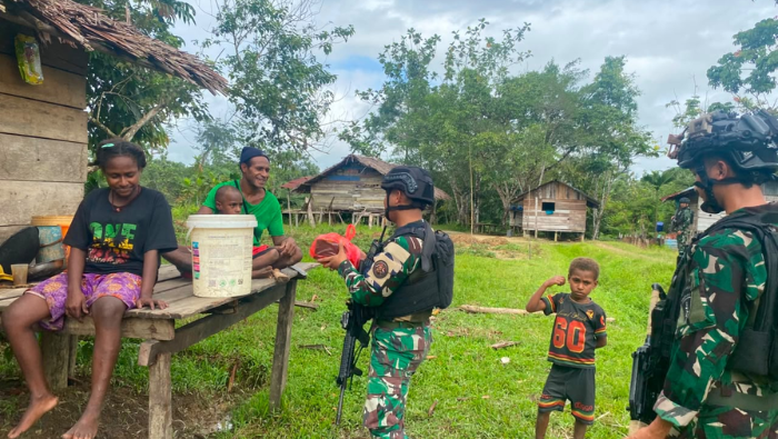 Satgas Pasgat Pos Koroway Batu Hadir Menjaga dan Mengabdi: Semboko untuk Rakyat, Kasih untuk Papua