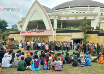 Datangi DPRK Mimika, Mahasiswa Bawa 27 Tuntutan: HAM hingga Penolakan Investasi