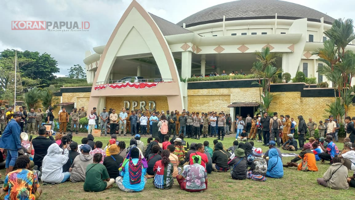 Datangi DPRK Mimika, Mahasiswa Bawa 27 Tuntutan: HAM hingga Penolakan Investasi