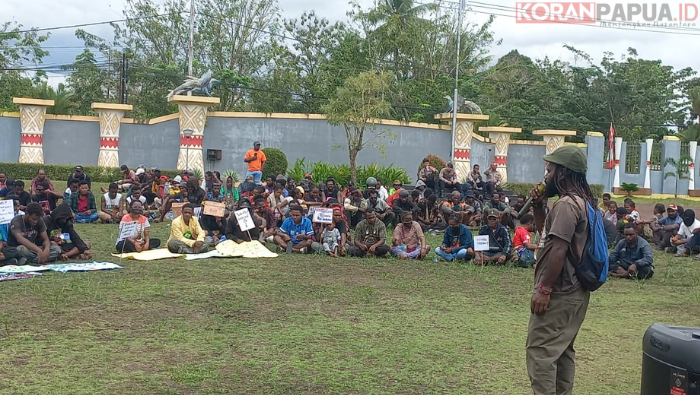 Dua Demo Digelar Bersamaan di DPRK Mimika, Polisi Kerahkan 150 Personel dan 2 Pleton Brimob
