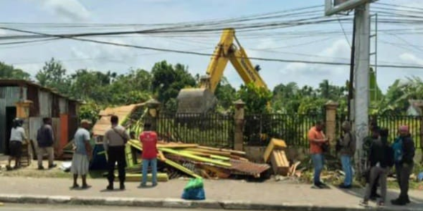 PN Timika Eksekusi Lahan Sengketa di SP 2, Bangunan di Atas Tanah Dibongkar
