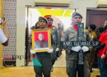 Tangis Pecah di DPRK Mimika, Karel Gwijangge Dilepas untuk Selamanya