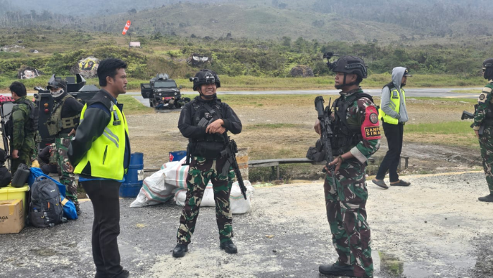 Danyon 472 Satgas Pasgat Kunjungi Bandara Tigiles Sinak, Pastikan Kesiapan Personel
