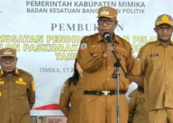 Jalanan Timika dipenuhi Debu, Bupati Instruksikan BPBD Lakukan Penyiraman