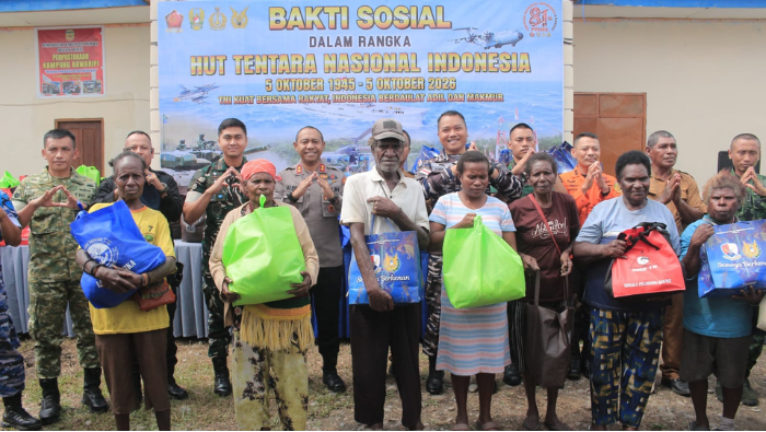 Sambut HUT TNI ke-81, Lanal Timika Salurkan Sembako bagi Warga Nawaripi