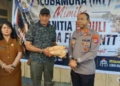 Polres Mimika Serahkan Rp78,6 Juta dan 10 Koli Bantuan untuk Korban Bencana Flores