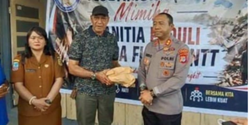 Polres Mimika Serahkan Rp78,6 Juta dan 10 Koli Bantuan untuk Korban Bencana Flores