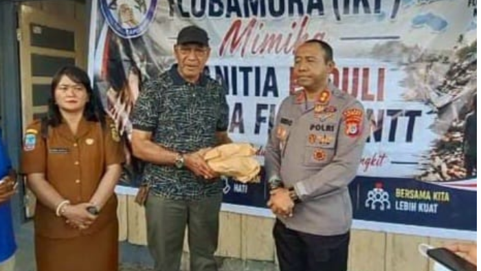 Polres Mimika Serahkan Rp78,6 Juta dan 10 Koli Bantuan untuk Korban Bencana Flores