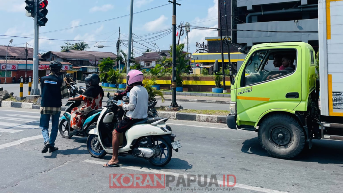 Debu dan Asap Meningkat, Amungsa Faudesen Bagikan Masker ke Warga Mimika