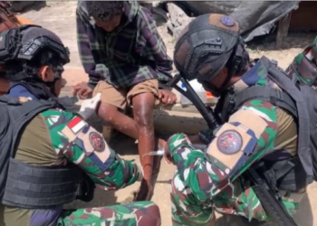 Satgas Pasgat Pos Ilaga Datangi Rumah Warga, Berikan Pelayanan Kesehatan