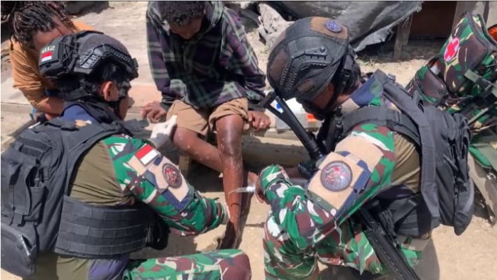 Satgas Pasgat Pos Ilaga Datangi Rumah Warga, Berikan Pelayanan Kesehatan