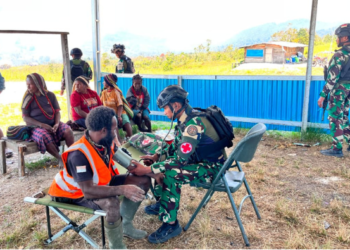 Satgas Pasgat Layani Warga Sinak, dari Pengobatan Gratis hingga Bantuan Sembako