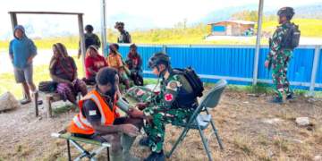 Satgas Pasgat Layani Warga Sinak, dari Pengobatan Gratis hingga Bantuan Sembako