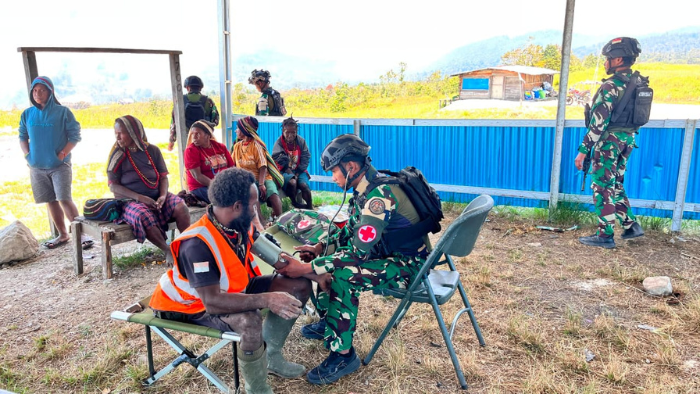 Satgas Pasgat Layani Warga Sinak, dari Pengobatan Gratis hingga Bantuan Sembako