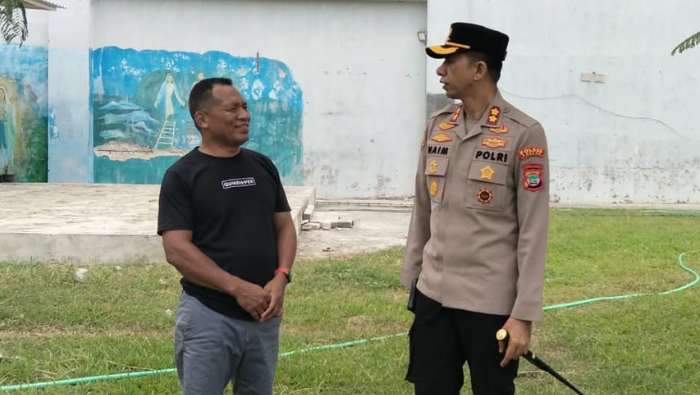 Kekeringan, Polres Fakfak Salurkan 6.600 Liter Air ke Gereja Santo Yosep