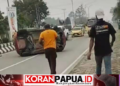 Hantam Pembatas Jalan, Minibus Terbalik di SP 3 Timika