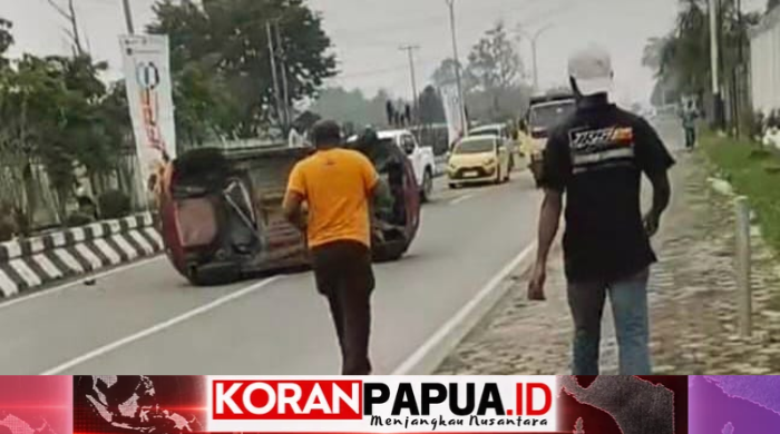 Hantam Pembatas Jalan, Minibus Terbalik di SP 3 Timika