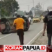 Hantam Pembatas Jalan, Minibus Terbalik di SP 3 Timika