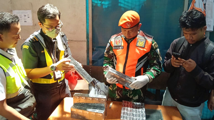 2.000 Rokok Ilegal Disembunyikan di Balik Ikan Asin, Digagalkan di Bandara Sentani Jayapura