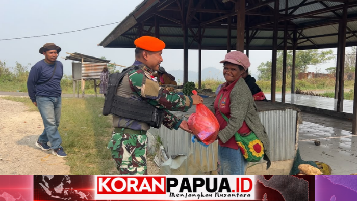 Satgas Pasgat Berbagi Sembako dengan Warga di Sekitar Situs Sejarah Boven Digoel