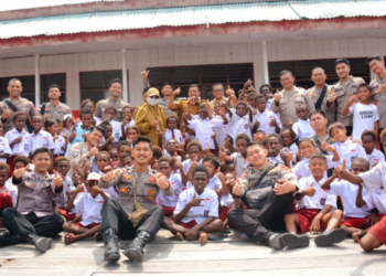 Satgas Damai Cartenz Bagikan 500 Tas Sekolah kepada Siswa di Mimika