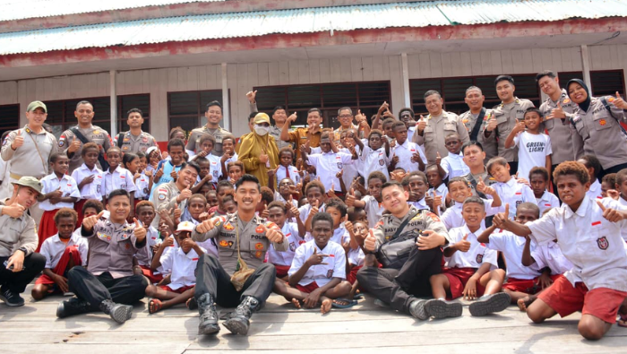 Satgas Damai Cartenz Bagikan 500 Tas Sekolah kepada Siswa di Mimika
