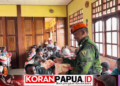 Satgas Korpasgat Bagikan 100 Buku Tulis kepada Siswa SDN Wagethe