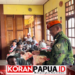 Satgas Korpasgat Bagikan 100 Buku Tulis kepada Siswa SDN Wagethe