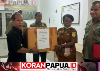 FKDM Mimika Salurkan 2.000 Masker untuk Lindungi Wartawan dan Pelajar dari Polusi Udara