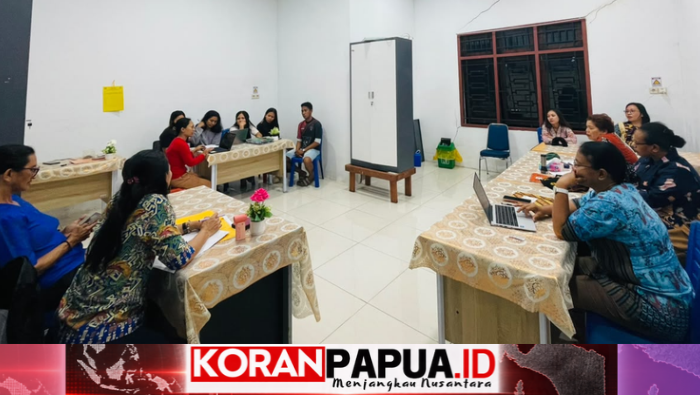 Monev Malam Hari di Puskesmas Ipaya, Dinkes Mimika Tekankan Inovasi dan Disiplin Pelayanan