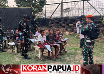 Tak Hanya Jaga Perbatasan, Prajurit TNI di Tanah Merah Bimbing Anak Papua Belajar