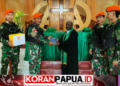 Perkuat Kehidupan Rohani, TNI Serahkan Bantuan Alkitab kepada Jemaat GKI Koinonia di Dogiyai