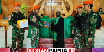 Perkuat Kehidupan Rohani, TNI Serahkan Bantuan Alkitab kepada Jemaat GKI Koinonia di Dogiyai