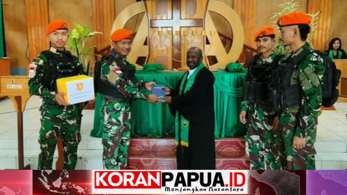 Perkuat Kehidupan Rohani, TNI Serahkan Bantuan Alkitab kepada Jemaat GKI Koinonia di Dogiyai