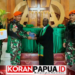 Perkuat Kehidupan Rohani, TNI Serahkan Bantuan Alkitab kepada Jemaat GKI Koinonia di Dogiyai